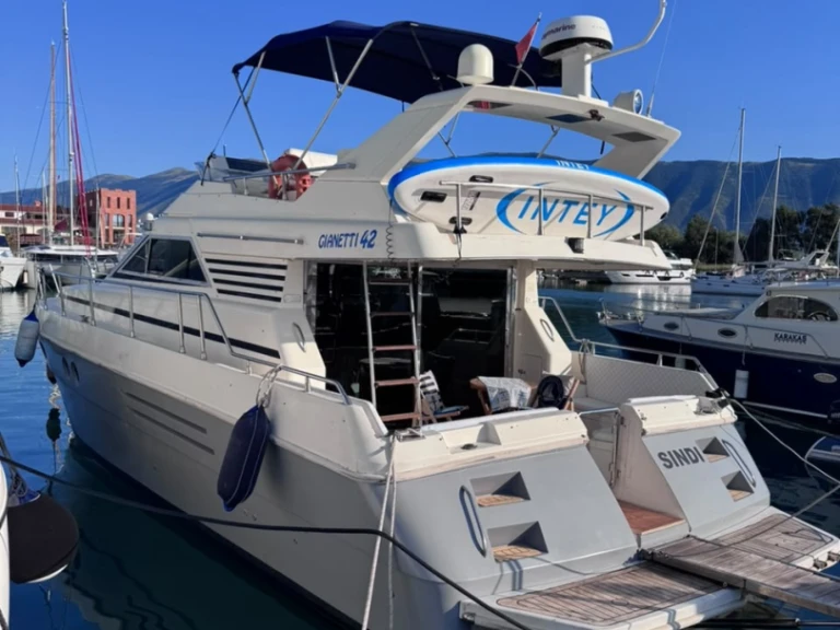 Motorboat hire in Rrethi i Vlorës - Ferretti Altura 39