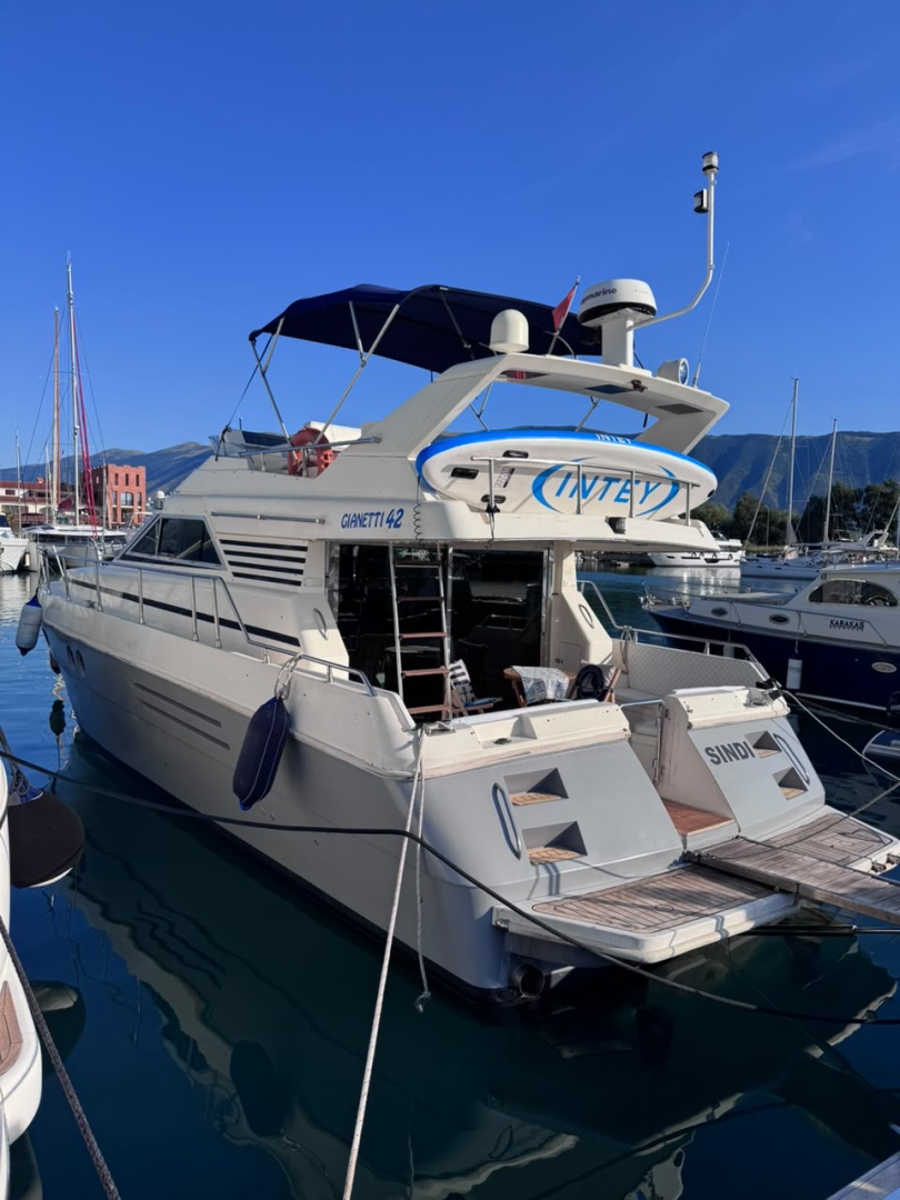 Motorboat hire in Rrethi i Vlorës - Ferretti Altura 39