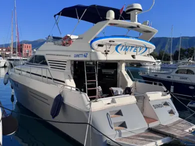 Motorboat hire in Rrethi i Vlorës - Ferretti Altura 39
