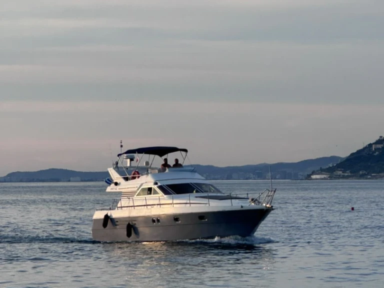 Hire Motorboat Ferretti with a boat licence