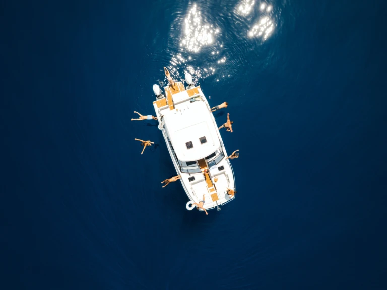 Hire Motorboat Aquila with a boat licence