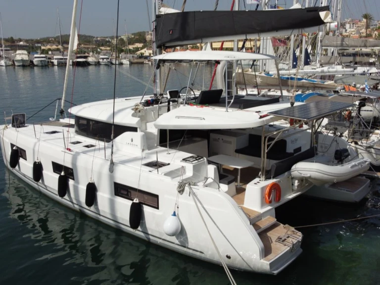 Catamaran to hire Lávrio at the best price