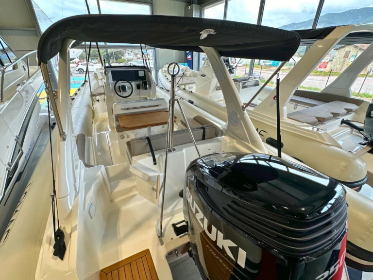 Hire a Lomac Lomac 790 IN Ajaccio