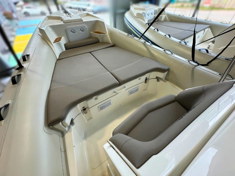 Charter a Lomac Lomac 790 IN in Ajaccio on Samboat