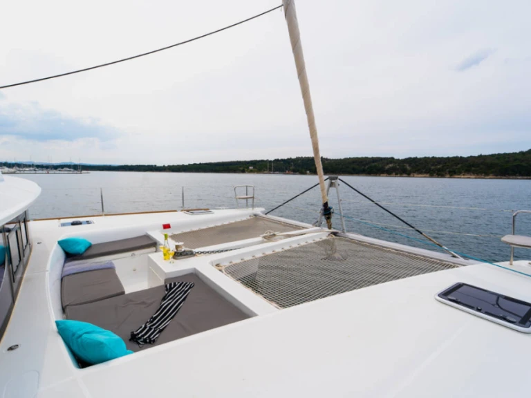 Hire Catamaran Lagoon with a boat licence