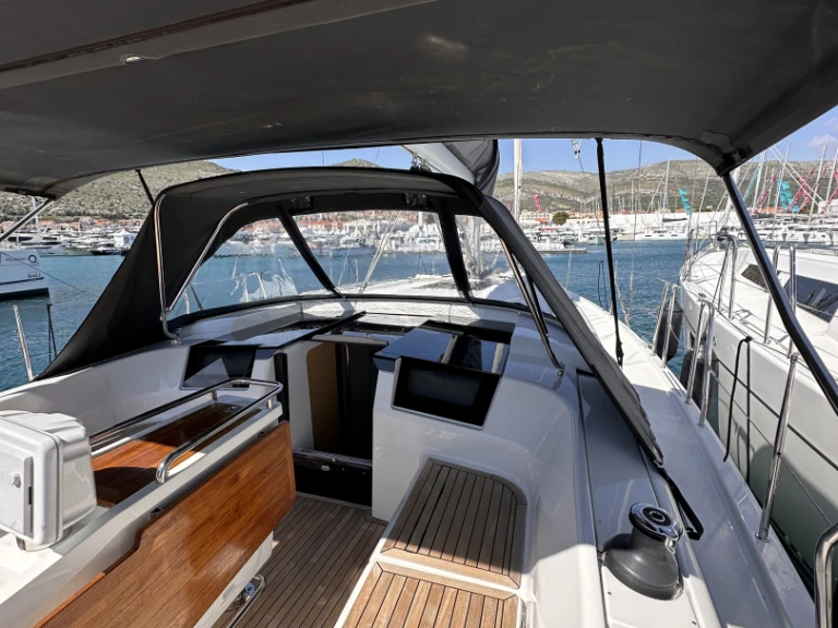 Sailboat to hire Seget Donji at the best price