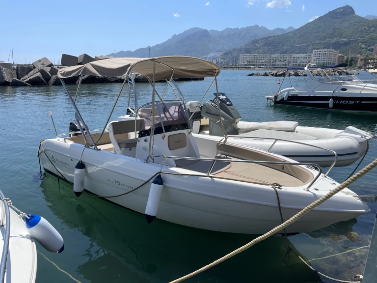 Motorboat to hire Porto di Salerno at the best price