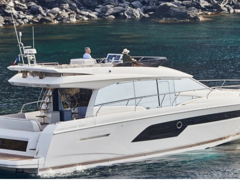 Charter a Jeanneau Prestige 52 anno 2023 in Salerno on Samboat