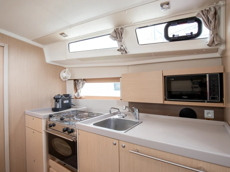 Sailboat hire in Castellammare del Golfo - Bénéteau Oceanis 38.1