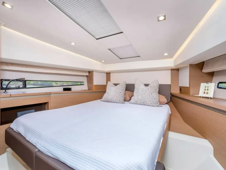 Motorboat hire in Zanzibar - Sunseeker Manhattan 56