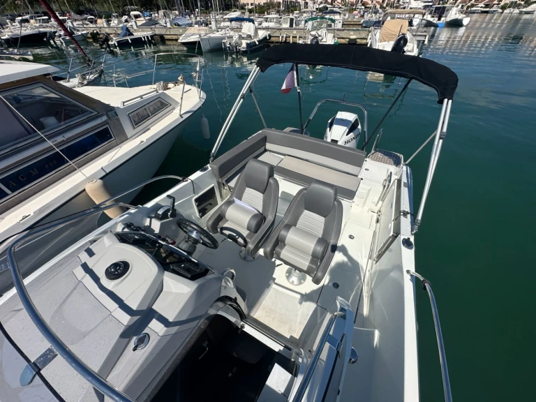 Yacht charter Cogolin - Jeanneau Cap Camarat 7.5 WA Serie 2 on SamBoat