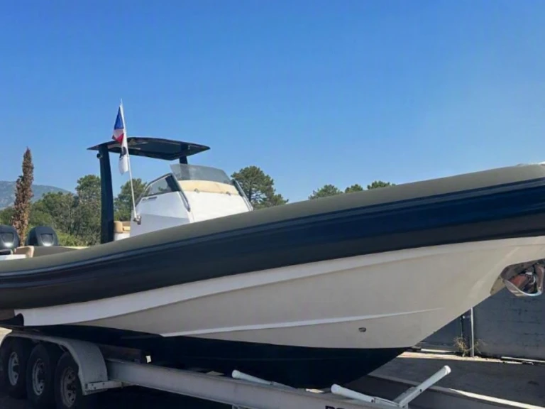 Hire RIB cantieri magazzu with a boat licence
