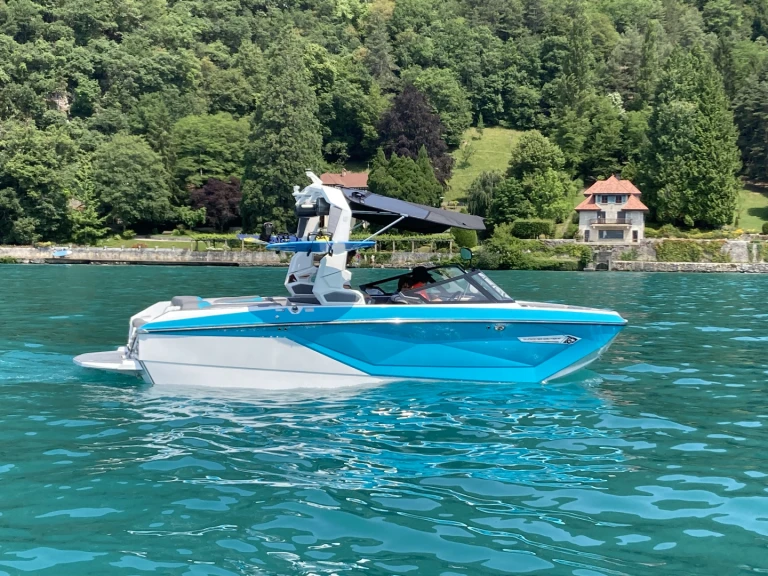 Motorboat hire in Annecy - Nautique Correct Craft g21