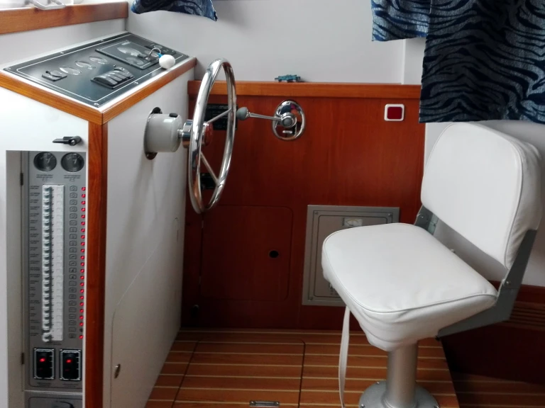 Hire Canal boat  with a boat licence