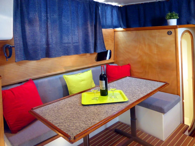 Hire Canal boat  with a boat licence