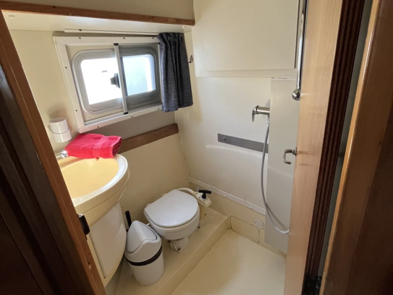 Hire Canal boat  with a boat licence