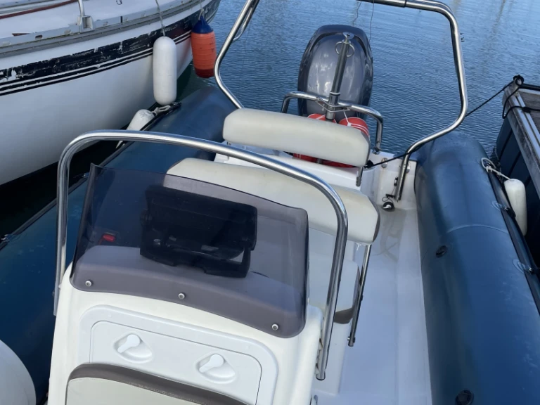 Hire Motorboat Bombard with a boat licence