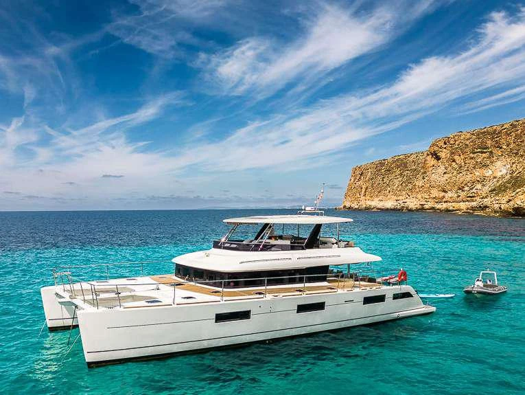 Hire Luxury Yacht Lagoon with a boat licence