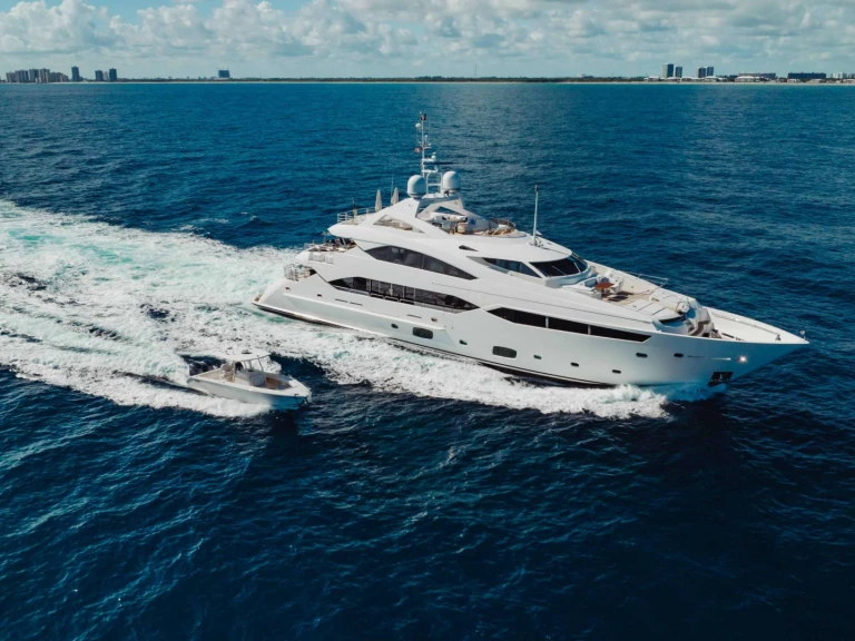 Hire Luxury Yacht Sunseeker with a boat licence