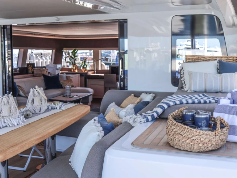 Hire Luxury Yacht Lagoon with a boat licence