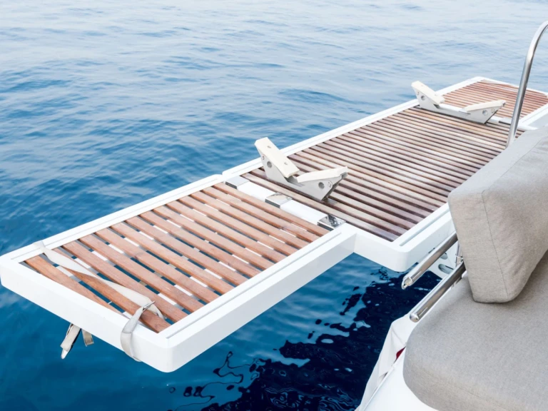 Hire Luxury Yacht Lagoon with a boat licence