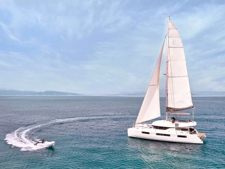 Hire Luxury Yacht Lagoon with a boat licence