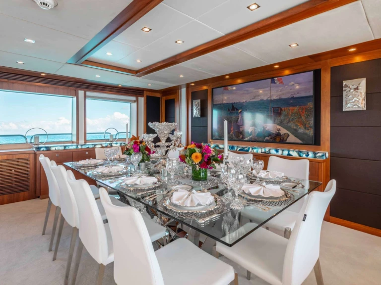 Hire Luxury Yacht Sunseeker with a boat licence
