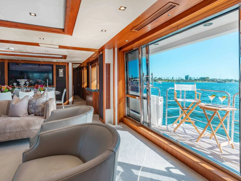 Luxury Yacht to hire Bahamas at the best price