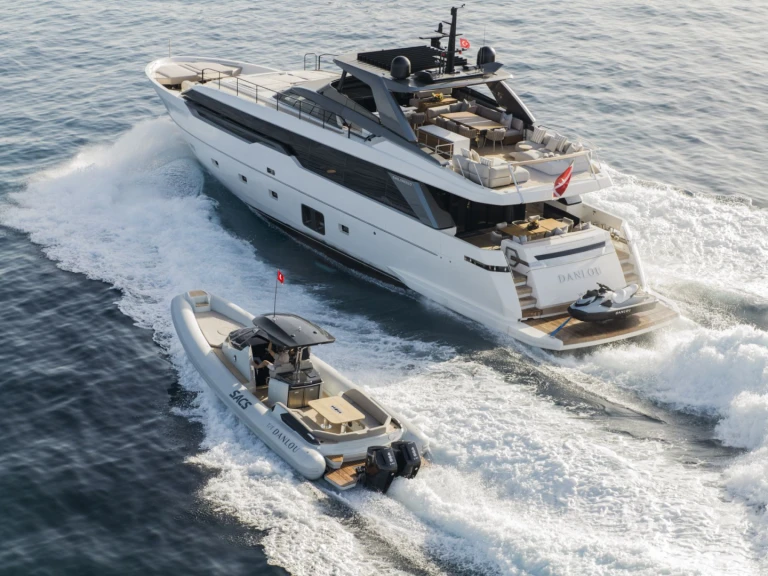Hire Luxury Yacht San Lorenzo with a boat licence