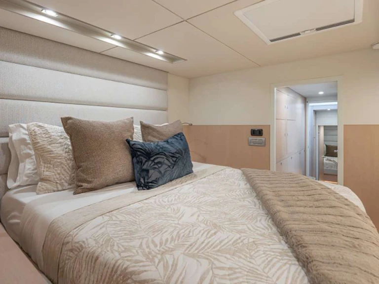 Charter a Two Oceans EARNOUT in British Virgin Islands (BVI) on Samboat
