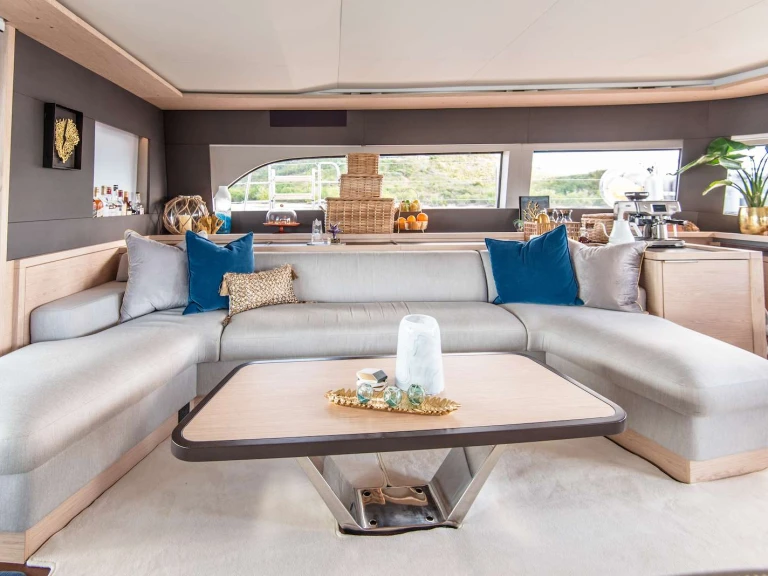 Luxury Yacht to hire Benner at the best price
