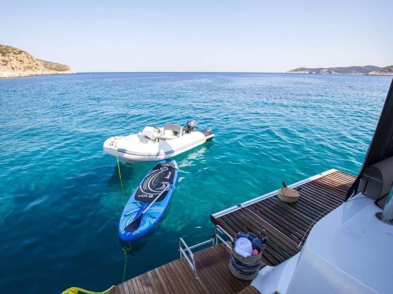 Hire Luxury Yacht Lagoon with a boat licence