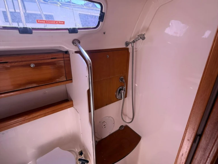 Yacht hire Lávrio cheap Bavaria 42 Cruiser