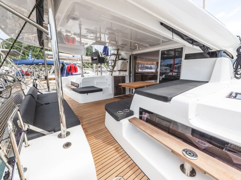 Hire Catamaran Lagoon with a boat licence