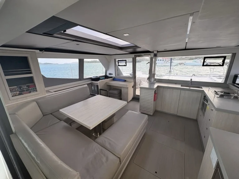 Yacht hire Parish of Saint George cheap Leopard 45