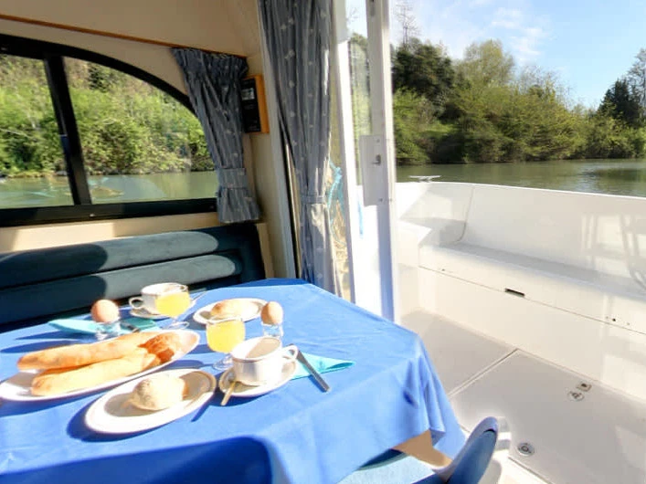 Charter a Le Boat Caprice in Saint-Gilles du Gard on Samboat