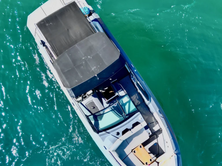 Hire Motorboat Cruisers with a boat licence