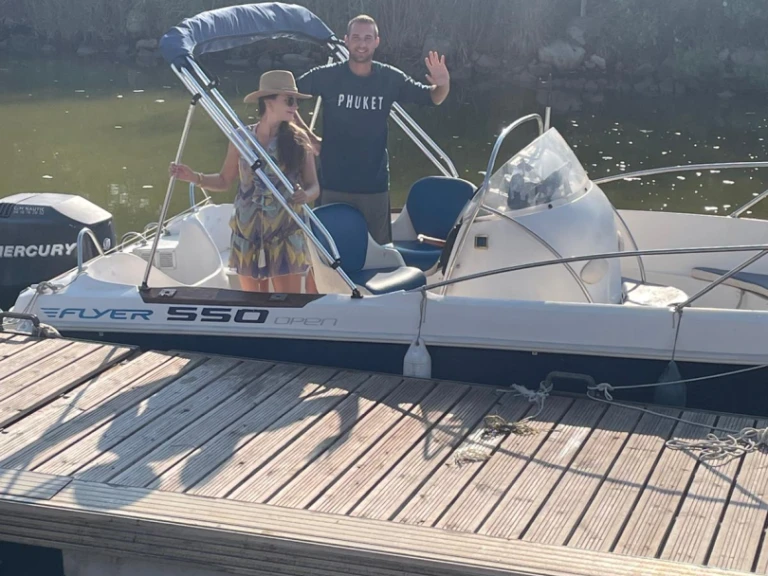 Hire Motorboat Bénéteau with a boat licence