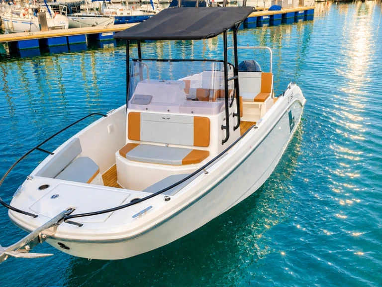 Hire Motorboat Bénéteau with a boat licence