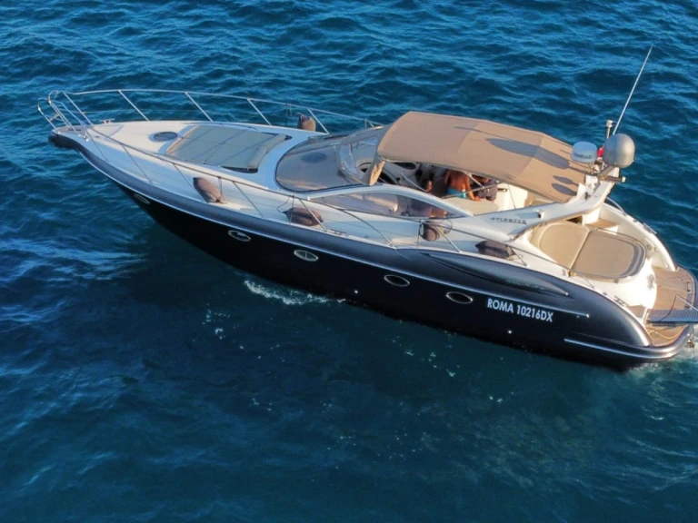 Hire Motorboat Azimut with a boat licence