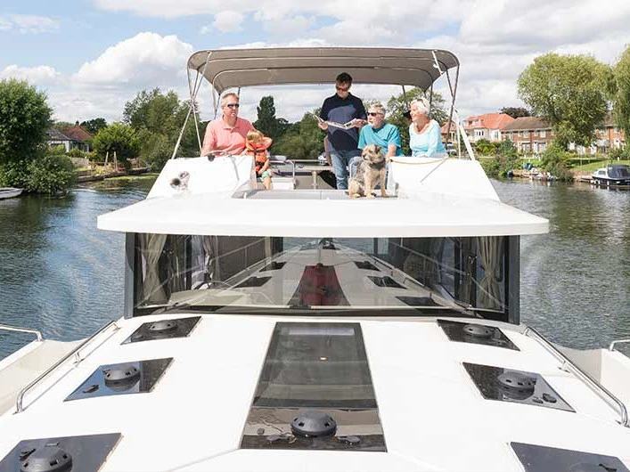 Hire Motorboat Le Boat with a boat licence