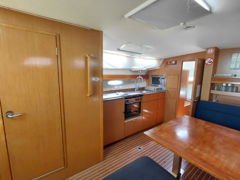 Yacht hire Lefkáda cheap Bavaria 43 Cruiser