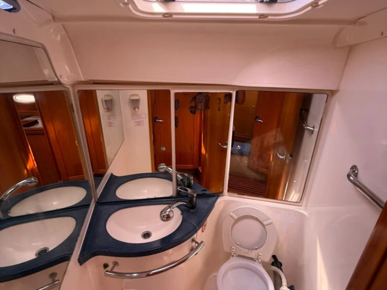 Yacht charter Lávrio - Bavaria Bavaria 42 Cruiser on SamBoat