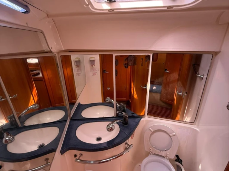 Hire a Bavaria Bavaria 42 Cruiser Lávrio
