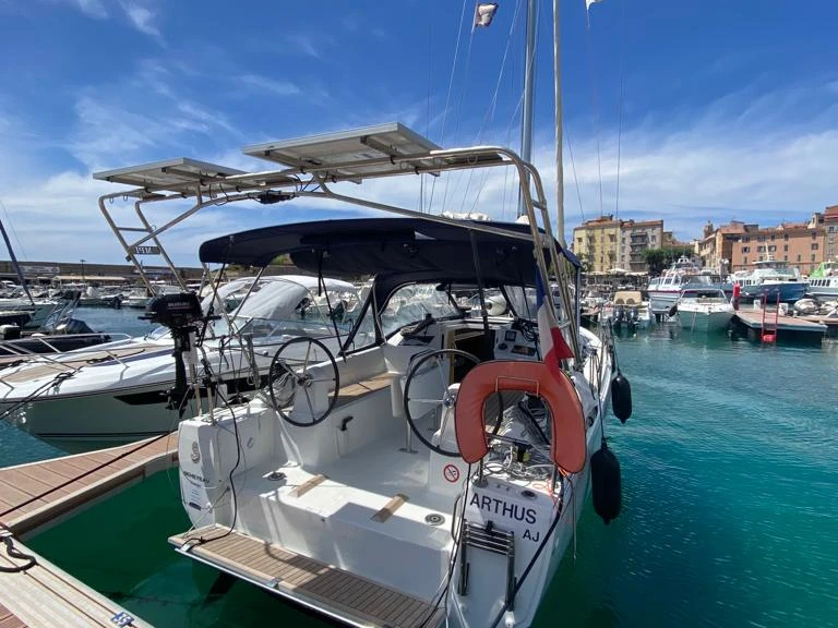 Sailboat hire in Ajaccio - Bénéteau Oceanis 30.1