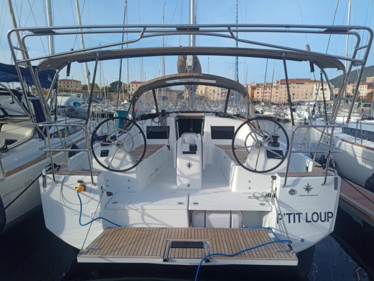 Hire Sailboat Jeanneau with a boat licence
