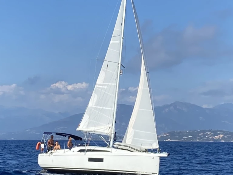 Charter a Bénéteau Oceanis 30.1 in Ajaccio on Samboat