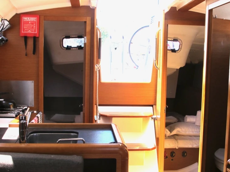 Hire Sailboat with or without skipper Jeanneau Ajaccio