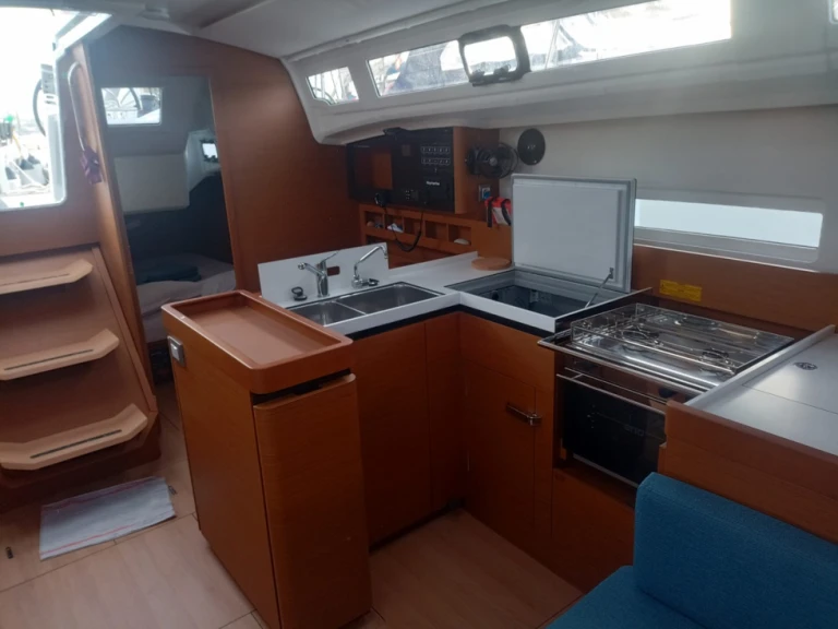 Hire Sailboat with or without skipper Jeanneau Ajaccio