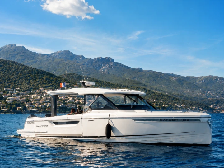 Hire Luxury Yacht Saxdor with a boat licence